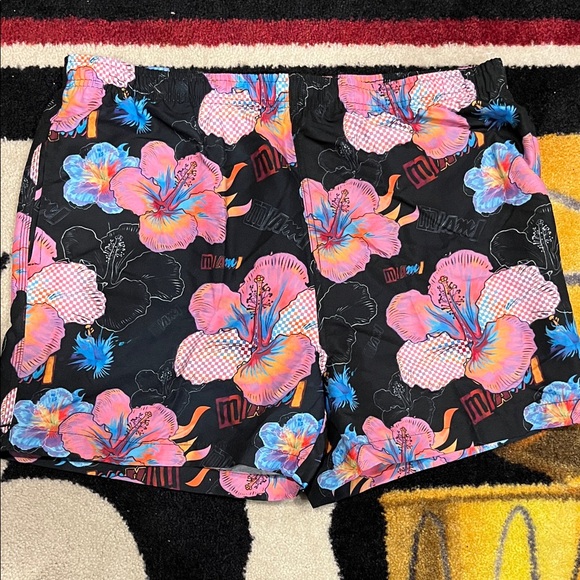 FOCO Men's Miami Heat Floral Swim Hybrids - Black and Pink - Picture 1 of 5